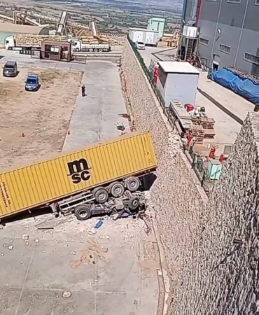 Bursa’da freni boşalan tır mobilya fabrikasının bahçesine uçtu