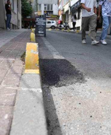 Bursa’da insanların düşmesine sebep olan çukur onarıldı