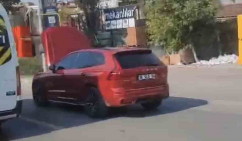 Bursa’da kaputu açık ilerleyen otomobil görenleri şaşkına çevirdi