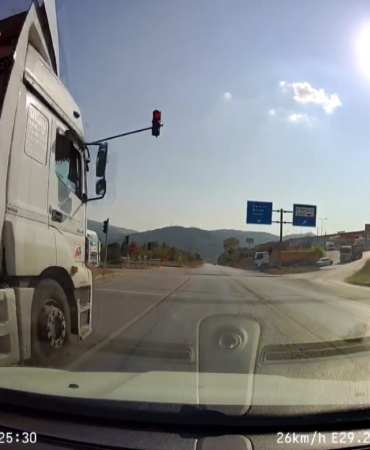 Bursa’da kırmızı ışıkta geçen tır, faciaya davetiye çıkardı