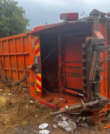 Bursa’da kontrolden çıkan çöp kamyonu şarampole yuvarlandı: 3 kişi yaralandı