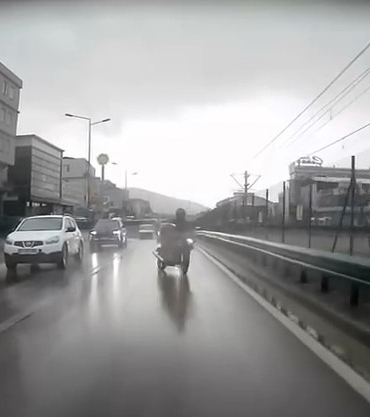 Bursa’da motosiklet sürücüsü kaygan yolda böyle düştü
