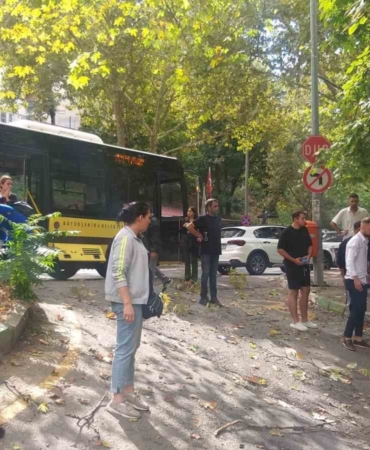 Bursa’da otobüs kazasında can pazarı...Belediye otobüsü ağaca çarptı, yolcu camdan fırladı