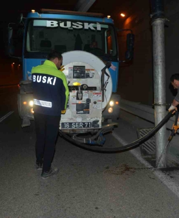Bursa’da sel felaketlerine karşı ızgara ve rögarlar temizleniyor