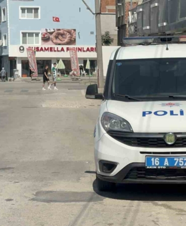 Bursa’da silahlı kavga: Mermiler fotoğrafçı dükkanına isabet etti