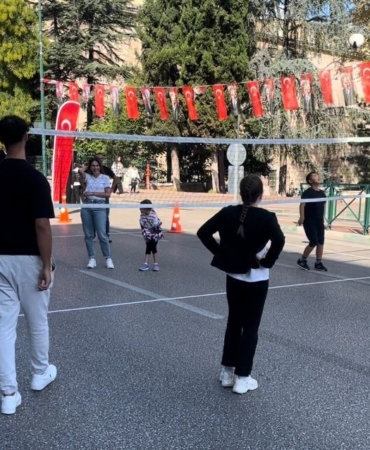 Bursa’nın en işlek caddesi 2 saat çocuklara kaldı