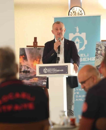 Büyükakın: "Kahraman itfaiyecilerimizin alınlarından öpüyorum"