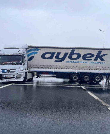 Büyükçekmece E-5’te yağmur nedeniyle kayan tır, yolu trafiğe kapattı