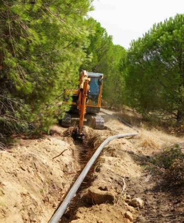 Büyükşehir, zeytinlikleri suya kavuşturmaya devam ediyor