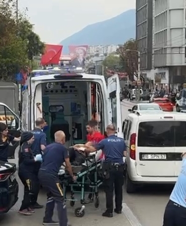 Cadde üzerinde defalarca kendini bıçakladı