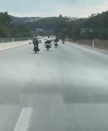 Çanakkale’de gençlerin motosikletle tehlikeli yolculuğu