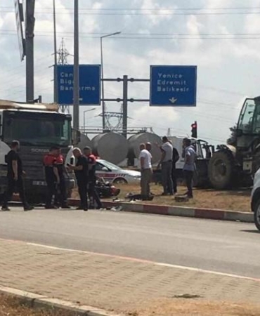 Çanakkale’de kamyon ile çarpışan motosiklet sürücüsü hayatını kaybetti