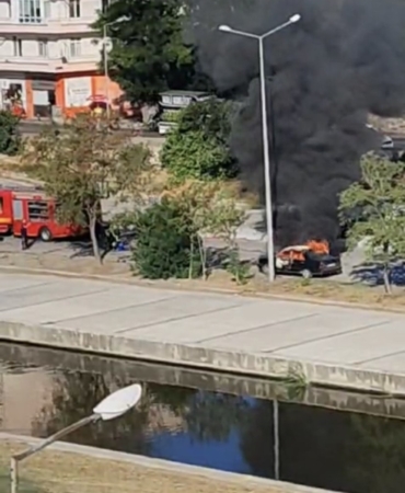 Çanakkale’de park halindeki otomobil alev alev yandı