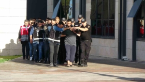 Çanakkale’de polis merkezi önünde 6 kişinin yaralandığı silahlı çatışmanın şüphelileri adliyeye sevk edildi