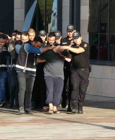 Çanakkale’de polis merkezi önünde 6 kişinin yaralandığı silahlı çatışmanın şüphelileri adliyeye sevk edildi