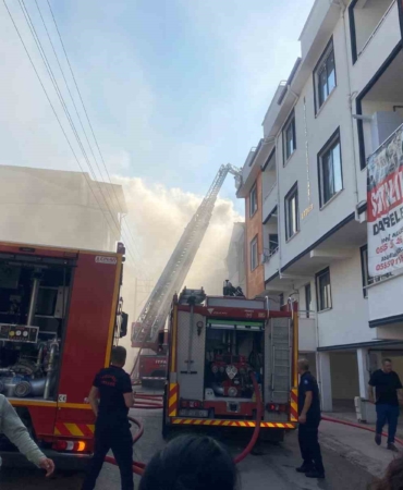 Çatı tadilatında çıkan yangın korkuttu