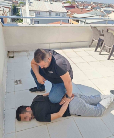 Çatıdan çatıya atlayan şüpheliyi polis karşıladı