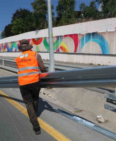 Çelik bariyerlerle sürücü ve yolcu güvenliği en üst seviyeye çıkarılıyor