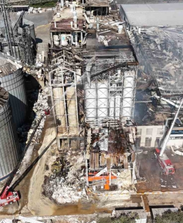Cephanelik gibi patlayan fabrikada soğutma çalışmaları devam ediyor