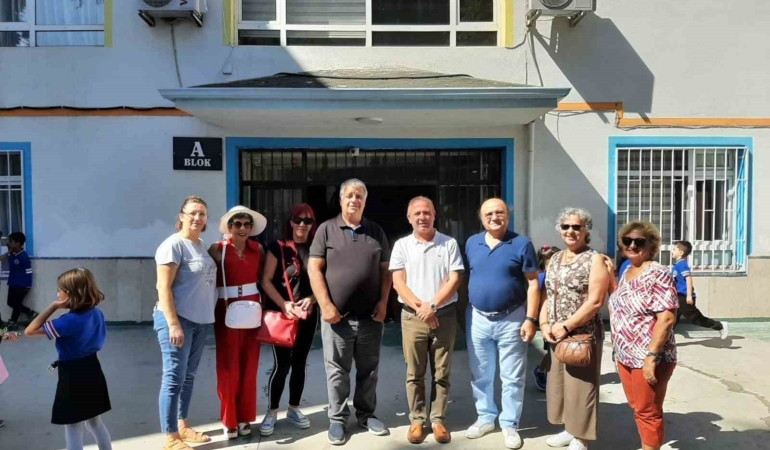 Çiftlikköy’de emekliler 15 öğrencinin okul giyim kıyafetlerini aldı