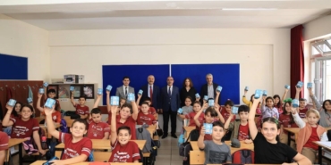 Çocuklara kumbara hediye edildi