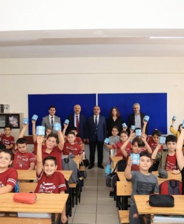 Çocuklara kumbara hediye edildi