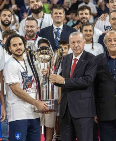 Cumhurbaşkanı Recep Tayyip Erdoğan, A. Efes’e kupasını takdim etti