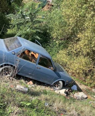 Dereye uçan otomobilden burnu bile kanamadan çıktı