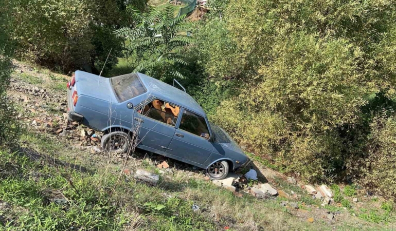 Dereye uçan otomobilden burnu bile kanamadan çıktı