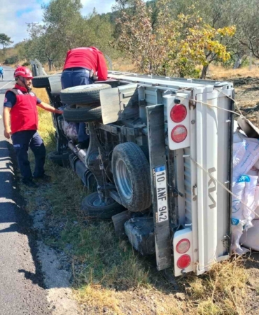 Devrilen kamyonetteki biri bebek 3 kişi yaralandı