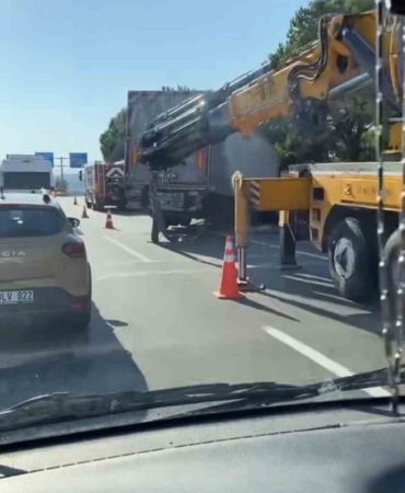 Devrilen tır yolu kapattı, kilometrelerce kuyruk oluştu