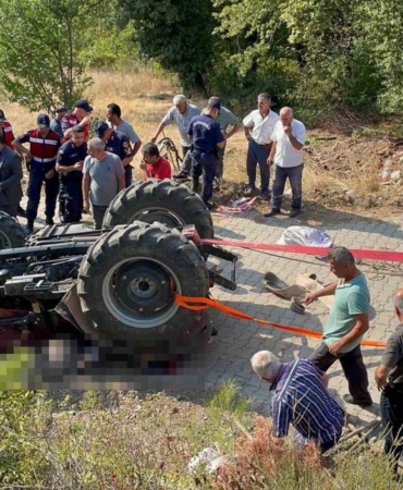 Devrilen traktörün altında kalan hala yeğen hayatını kaybetti