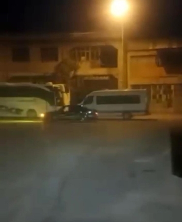 Drift atıp park halindeki otobüse böyle çarptı