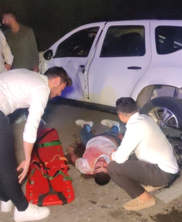 Düğün salonuna dönüş yapan araca motosiklet çarptı: 2 kişi yaralı