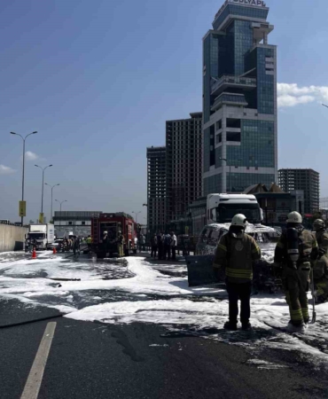 E-5 karayolu seyir halindeki araç alev alev yandı