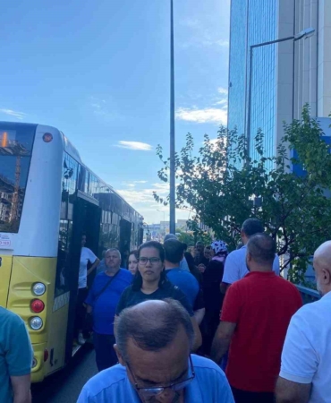 E-5 Karayolunda 2 İETT otobüsü çarpıştı