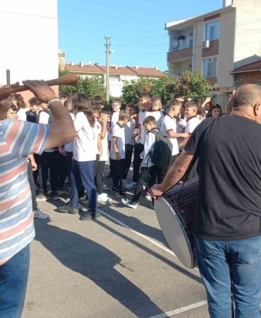 Edirne’de öğrenciler, davul-zurna eşliğinde okula başladı