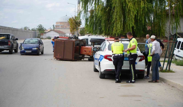 Edirne’de otomobil ie çarpışan traktör yan yattı