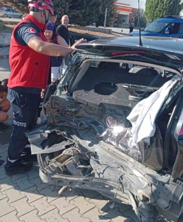 Edremit’te 3 araç trafik kazası yaptı; 4 yaralı