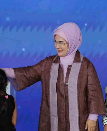 Emine Erdoğan, koruyucu aileler ve çocuklarıyla buluştu