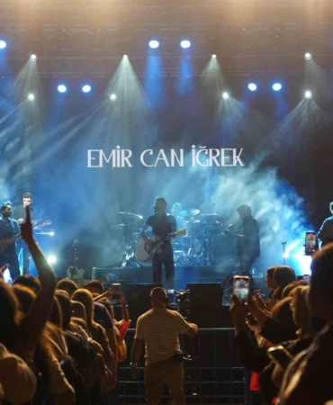 Emir Can İğrek konserinde sevenleri alana sığmadı