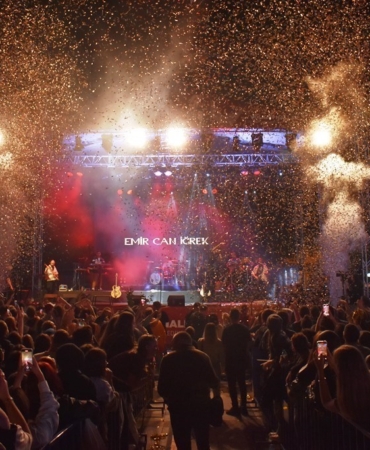 Emir Can İğrek Tekirdağlı hayranlarıyla ertelenen konserde buluştu