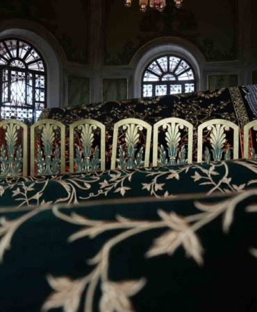 Emir Sultan Türbesi’nin yenilenen sanduka örtüsü Mevlid Kandili’nde yerine serildi