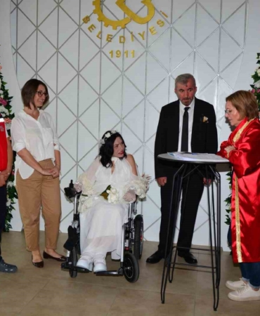Engelli çift gerçek aşkı orada buldu: Onlar için unutulmaz bir düğün yapıldı