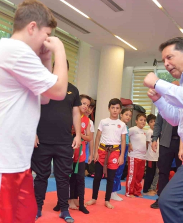 Esenyurt Belediye Başkanı Ahmet Özer’den belediyenin spor tesislerine ziyaret