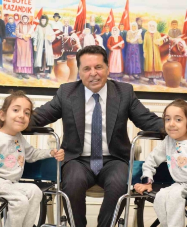 Esenyurt Belediye Başkanı Özer, SMA hastası ikizleri makamında ağırladı
