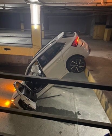 Esenyurt’ta fren yerine gaza basan kadın sürücü otoparkın 2’inci katından aşağıya düştü