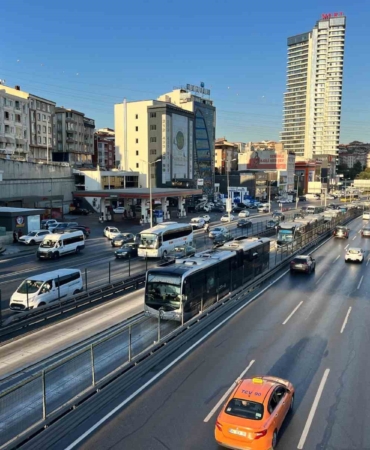Esenyurt’ta metrobüsün tekerlekleri fırladı: Faciadan dönüldü