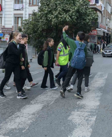 Esenyurt’ta zabıta ekipleri okul çevrelerindeki denetimleri sıklaştırdı