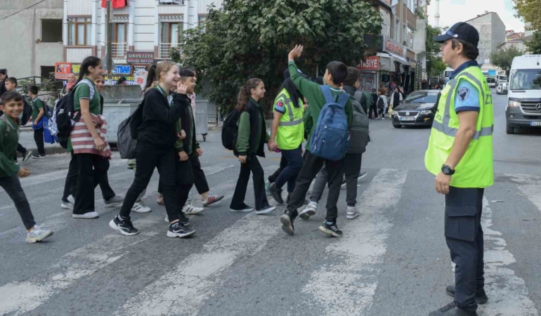 Esenyurt’ta zabıta ekipleri okul çevrelerindeki denetimleri sıklaştırdı
